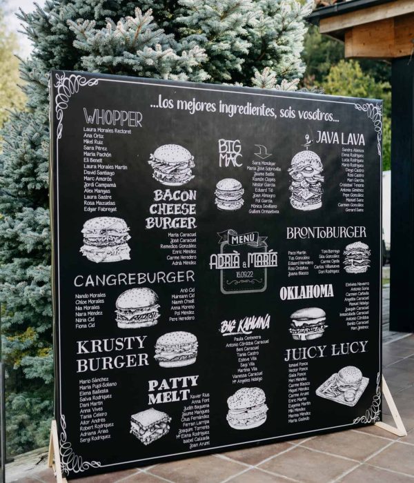 Gran menú de pizarra con ilustraciones y descripciones de hamburguesas dibujadas a mano, sobre un fondo de árboles de hoja perenne.